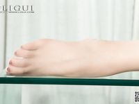 pretty lady dirty feet 199