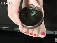 pretty lady dirty feet 199