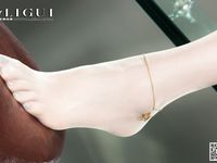 pretty lady dirty feet 204