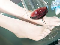 pretty lady dirty feet 204