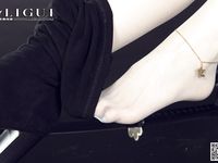 pretty lady dirty feet 206