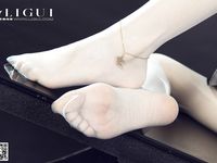 pretty lady dirty feet 206