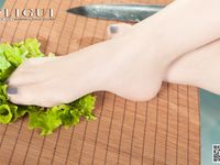 pretty lady dirty feet 215