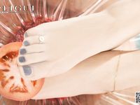 pretty lady dirty feet 215