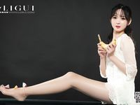 pretty lady dirty feet 222