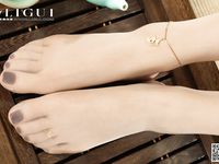 pretty lady dirty feet 223