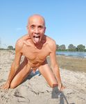 felice nudista exposing himself