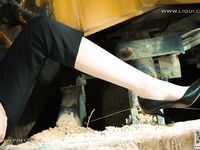 pretty lady dirty feet 238