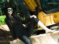 pretty lady dirty feet 238