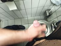 AnnaSLut97 -Outdoorfick/Toilettenfick der Sissy-Doggingfotze