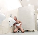 The loser realtor fagot Oleg Yakub licking urinals.