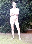 Faggot Nackedei Wolfgang Paul nackt im Garten
