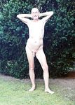 Faggot Nackedei Wolfgang Paul nackt im Garten