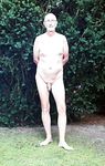 Faggot Nackedei Wolfgang Paul nackt im Garten