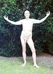 Faggot Nackedei Wolfgang Paul nackt im Garten