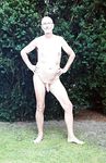 Faggot Nackedei Wolfgang Paul nackt im Garten