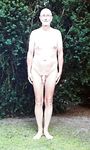 Faggot Nackedei Wolfgang Paul nackt im Garten