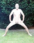 Faggot Nackedei Wolfgang Paul nackt im Garten