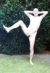 Faggot Nackedei Wolfgang Paul nackt im Garten
