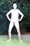 Faggot Nackedei Wolfgang Paul nackt im Garten