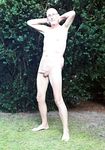 Faggot Nackedei Wolfgang Paul nackt im Garten