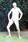 Faggot Nackedei Wolfgang Paul nackt im Garten