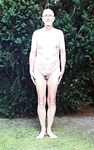Faggot Nackedei Wolfgang Paul nackt im Garten