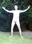 Faggot Nackedei Wolfgang Paul nackt im Garten