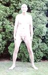 Faggot Nackedei Wolfgang Paul nackt im Garten