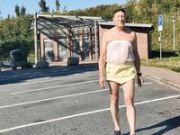 Plastikschlampe Volker in Plastik an der Autobahn