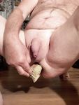 Arschfotze mit Gegenständen gestopft