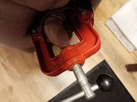 Schwanz und Eier mit Klemmen und Schraubstock quälen