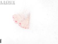 pretty lady dirty feet 32-2