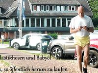 Plastikschlampe Volker G.: öffentlich in Plastikhosen