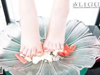 pretty lady dirty feet 42