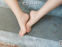 pretty lady dirty feet 45