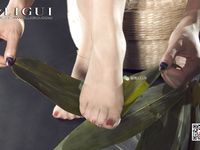 pretty lady dirty feet 80