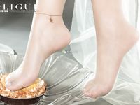 pretty lady dirty feet 84