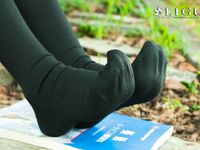 pretty lady dirty feet 85