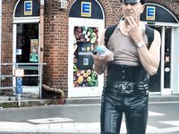 Plastikschlampe Volker G.: öffentlich in Plastikhosen  2