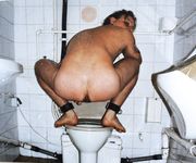 Sklave Maso auf öffentlicher Toilette!