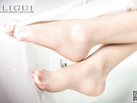 pretty lady dirty feet 158