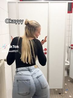 Blonde Girl twerks with her Ass