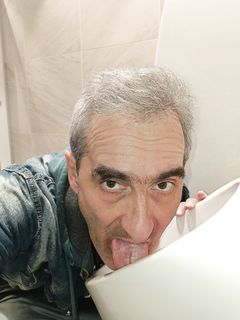 The loser faggot Oleg Yakubovsky licking urinals.