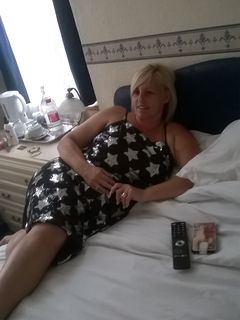 essex web slut wife lisa wants her pussy drenched in cum