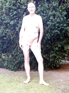 Faggot Nackedei Wolfgang Paul nackt im Garten