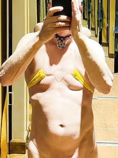 Schwuler Sissy zeigt Strumpfhosenporno