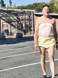 Plastikschlampe Volker in Plastik an der Autobahn