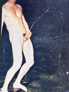 young Pisser ( mit Blitzlicht im Wald fotografiert)