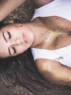 Dude.. She's so damn stunning<3